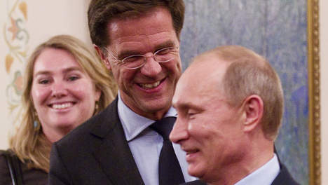 На світлині: Прем'єр Нідерландів Рютте і Путін - як не маємо про що поговорити, то спробуємо порозумітися мовою жестів/посмішками.